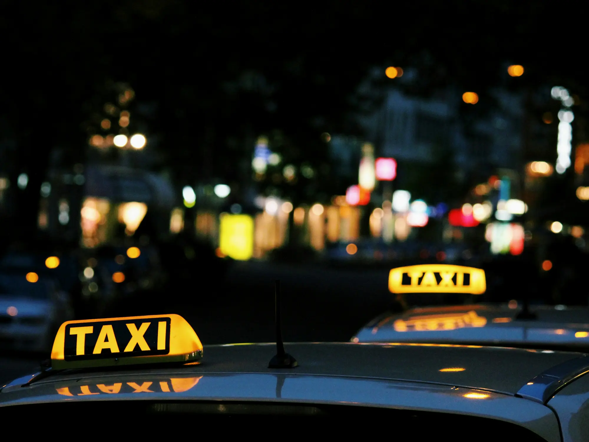Nachtfahrten mit dem Taxi © unsplash / Lexi Anderson